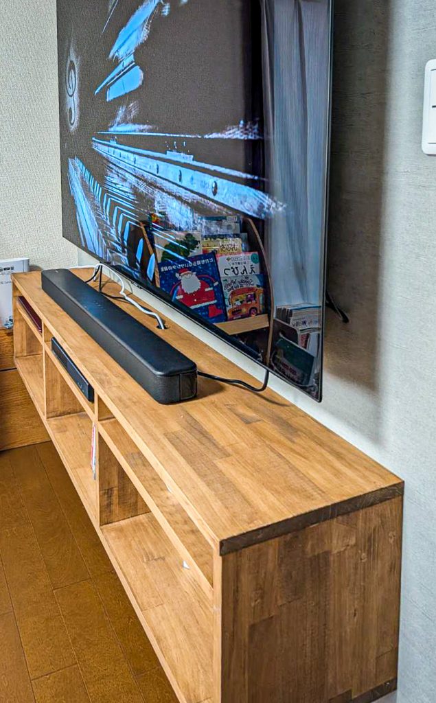 鎌ケ谷市M様邸の造作テレビボードを横から見た完成写真。壁掛けテレビとテレビボードの配線がすっきり隠れた仕上がり