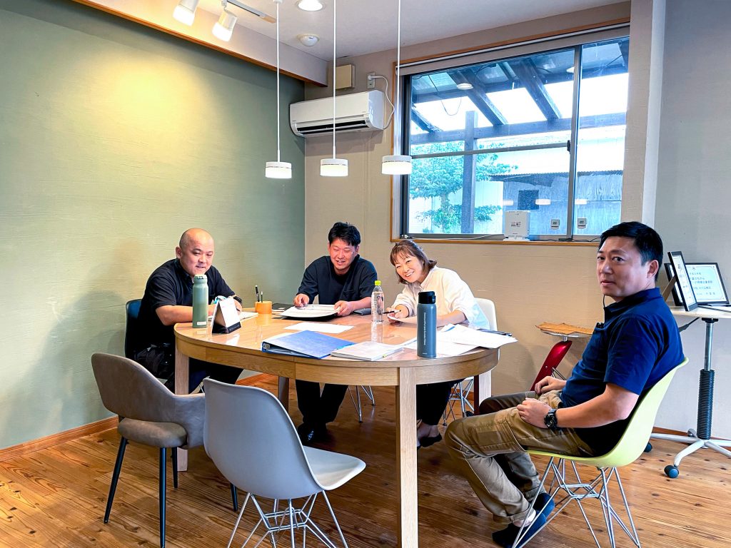 おしゃれなオフィスでの打ち合わせ風景