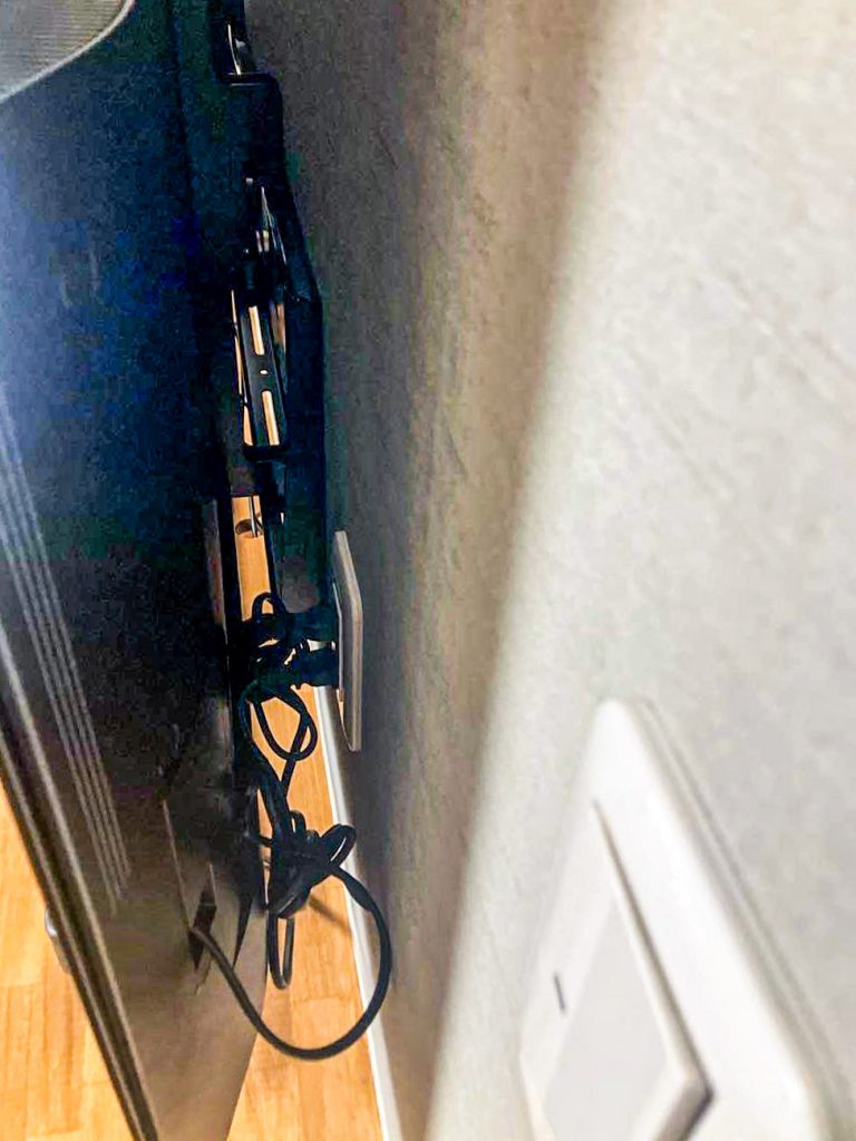 鎌ケ谷市M様邸の壁掛けテレビ取付金具と造作テレビボードの設置途中。壁補強後に金具を取付し配線工事前の状態