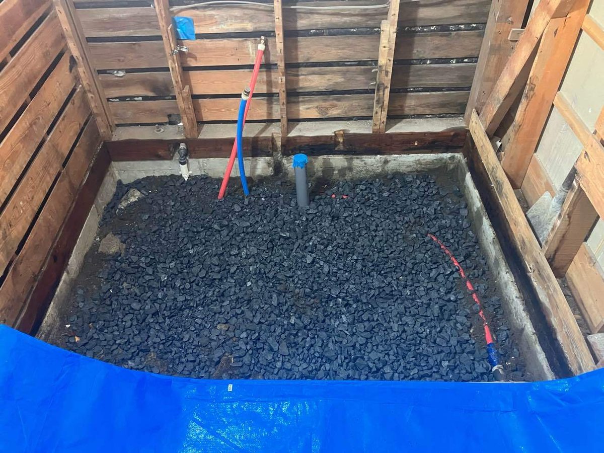 柏市M様邸 浴室土間の砕石敷き。地盤を締め固める下地づくり