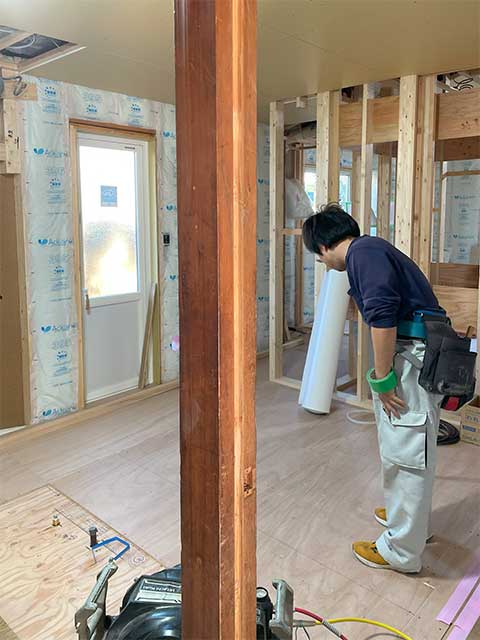 内部の施工中。断熱材や下地施工の様子。