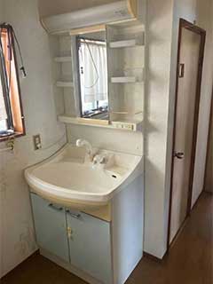 長年使用され、収納や使い勝手に課題があった施工前の洗面化粧台