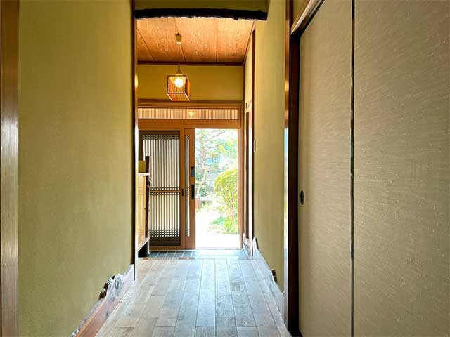 無垢材の床に張り替えた玄関から入ってすぐの廊下