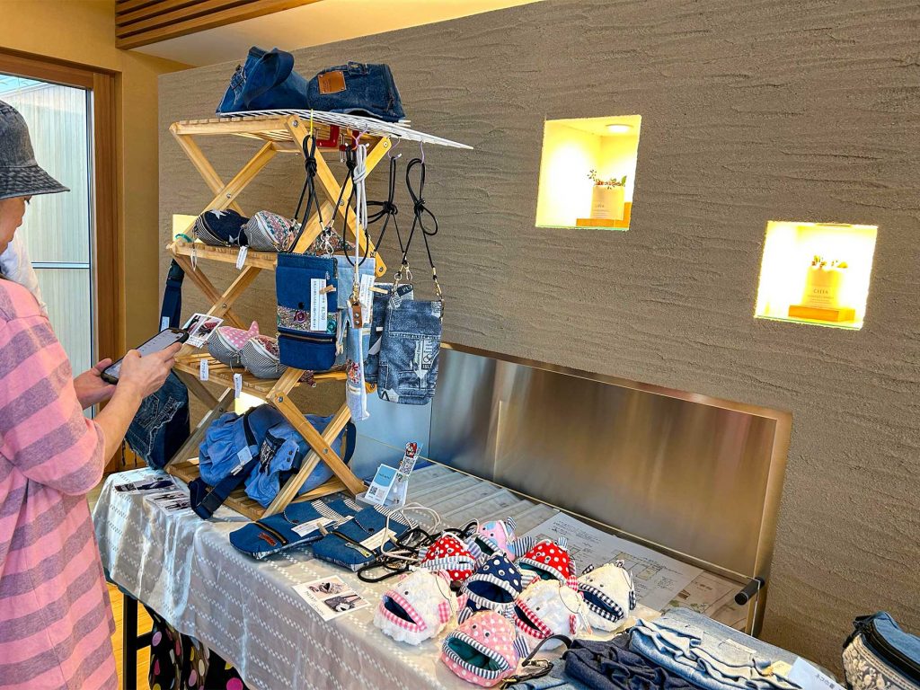 屋内の雑貨ブースの様子。布製品やアクセサリーが並ぶ展示