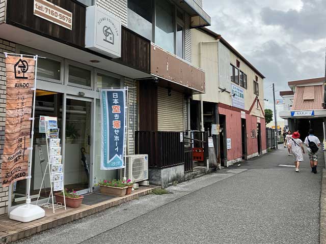 現在の小川工務店逆井駅前支店の入口。駅側通りに面している。