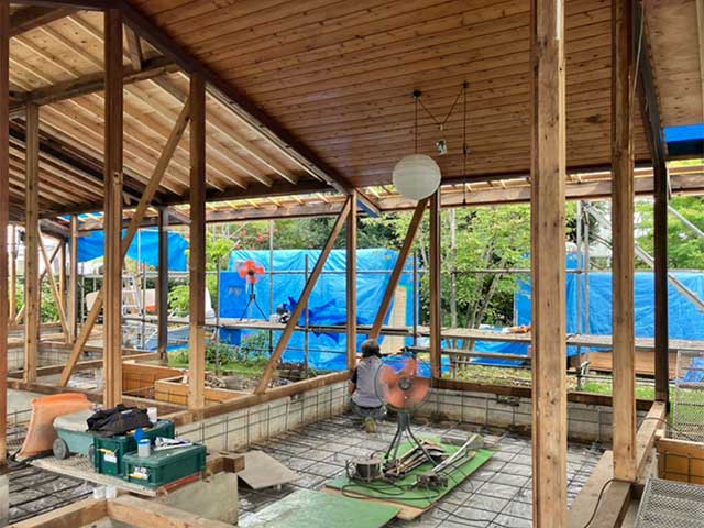 構造補強工事の様子。基礎・耐震性の見直しを実施。