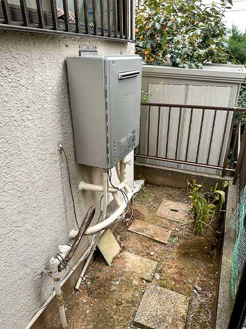 壁面に新しく設置されたノーリツ製の高効率ガス給湯器エコジョーズ