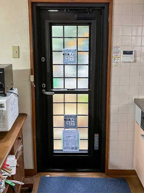 採光と通風を確保できる機能的な勝手口ドア(室内側)