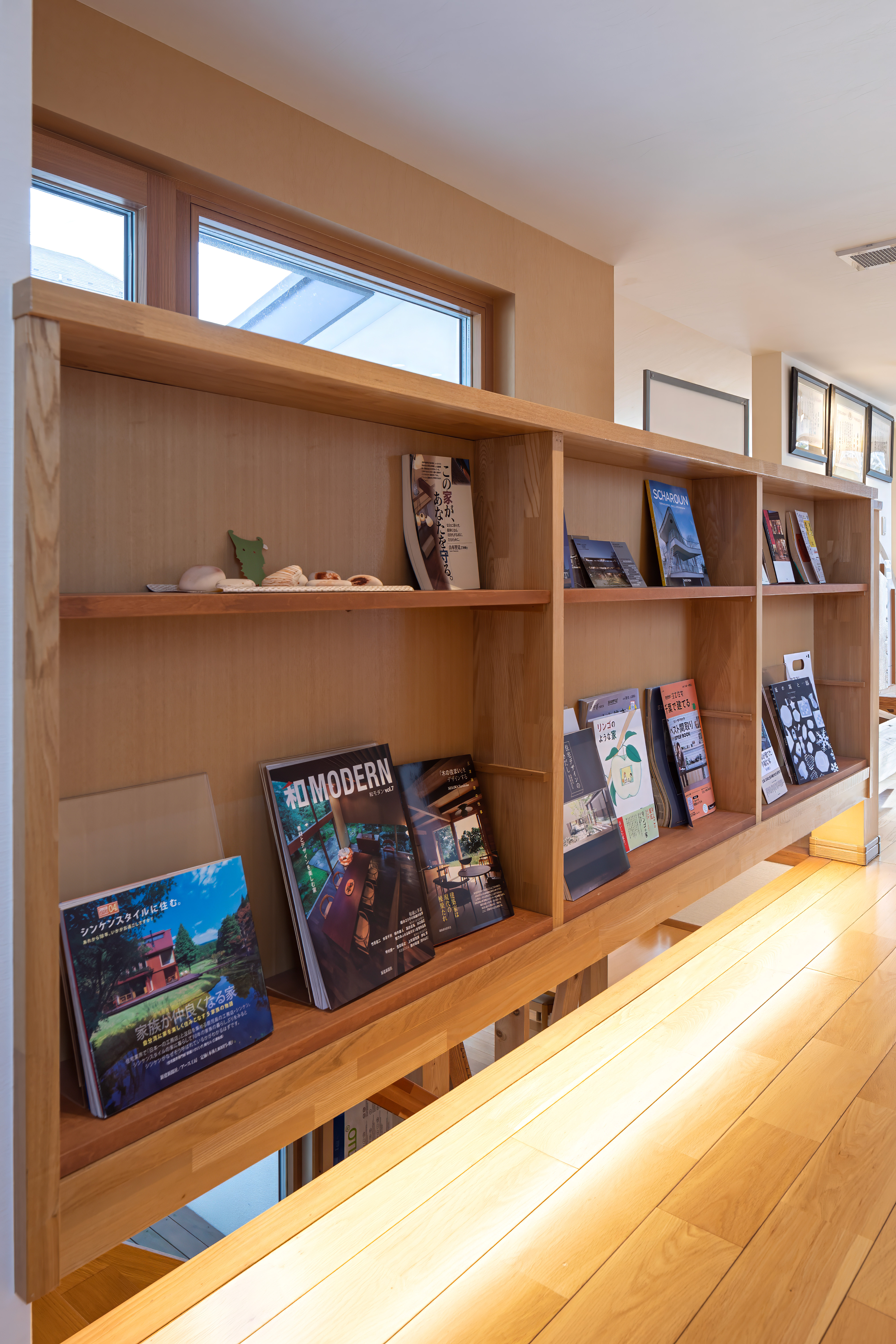 松戸支店モデルハウス ― 自社大工が造作した階段一体型の本棚