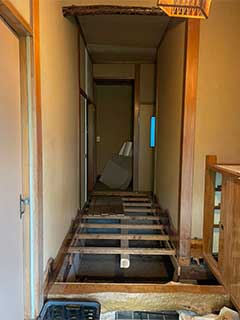 玄関から入ってすぐの廊下