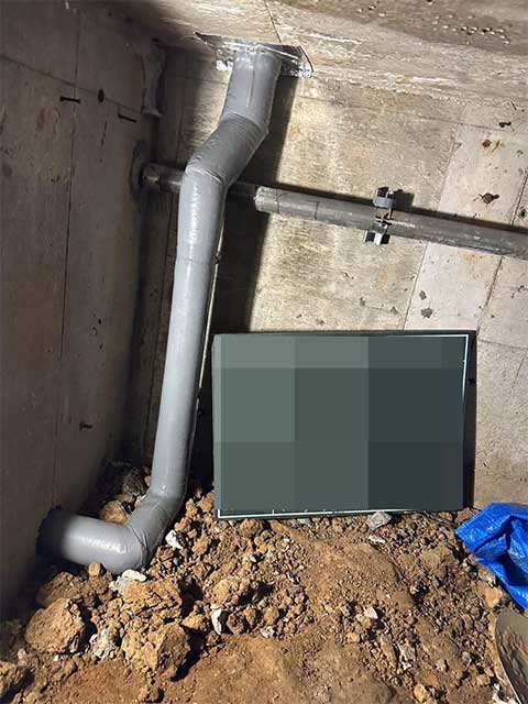 床下施工後、新しい配管に更新された様子