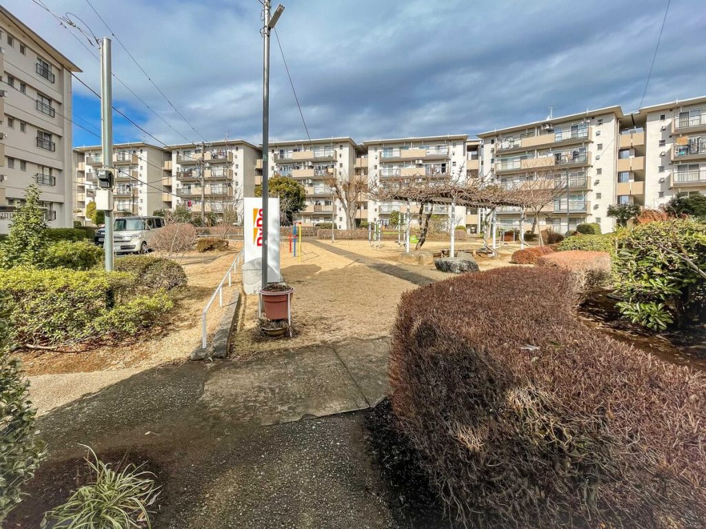 高塚団地の敷地内 中庭と植栽｜手入れされた緑豊かな共用スペース