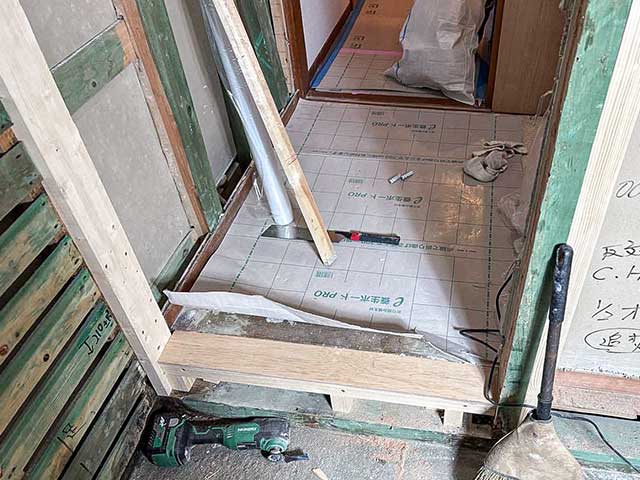 水漏れで傷んだドア周りの土台補強工事