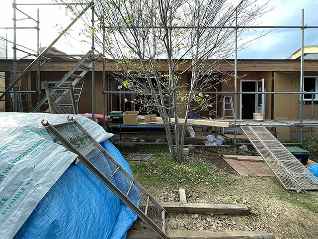 作業が進む室内。開口部と構造のバランスを調整。