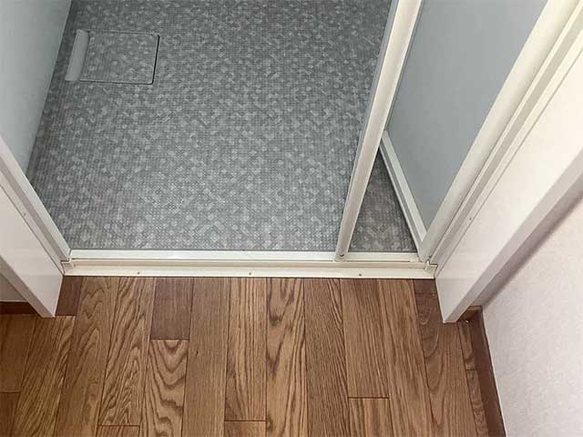 つまずきを防止し、安全に配慮したバリアフリーな浴室入口の段差解消