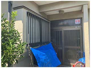 リフォーム前の経年劣化が見られる引き違いタイプの玄関ドア