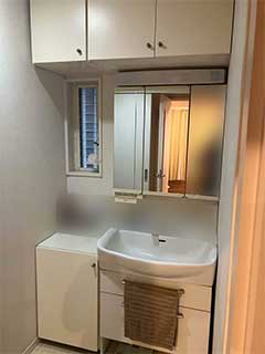 リフォーム前の洗面化粧台（経年劣化した洗面所）