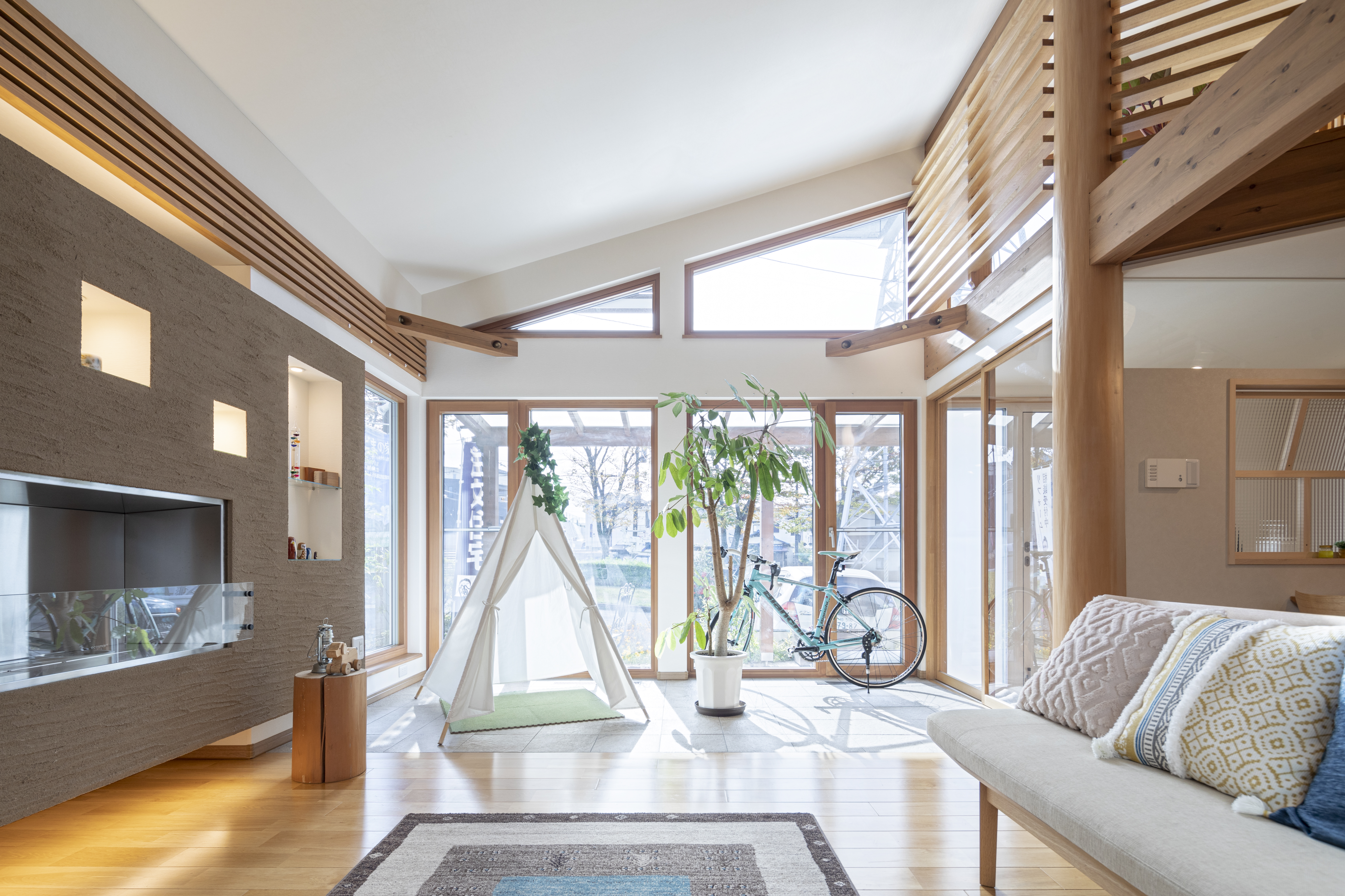 松戸支店モデルハウス ― 吹き抜けのリビングに自然光が差し込む開放的な空間