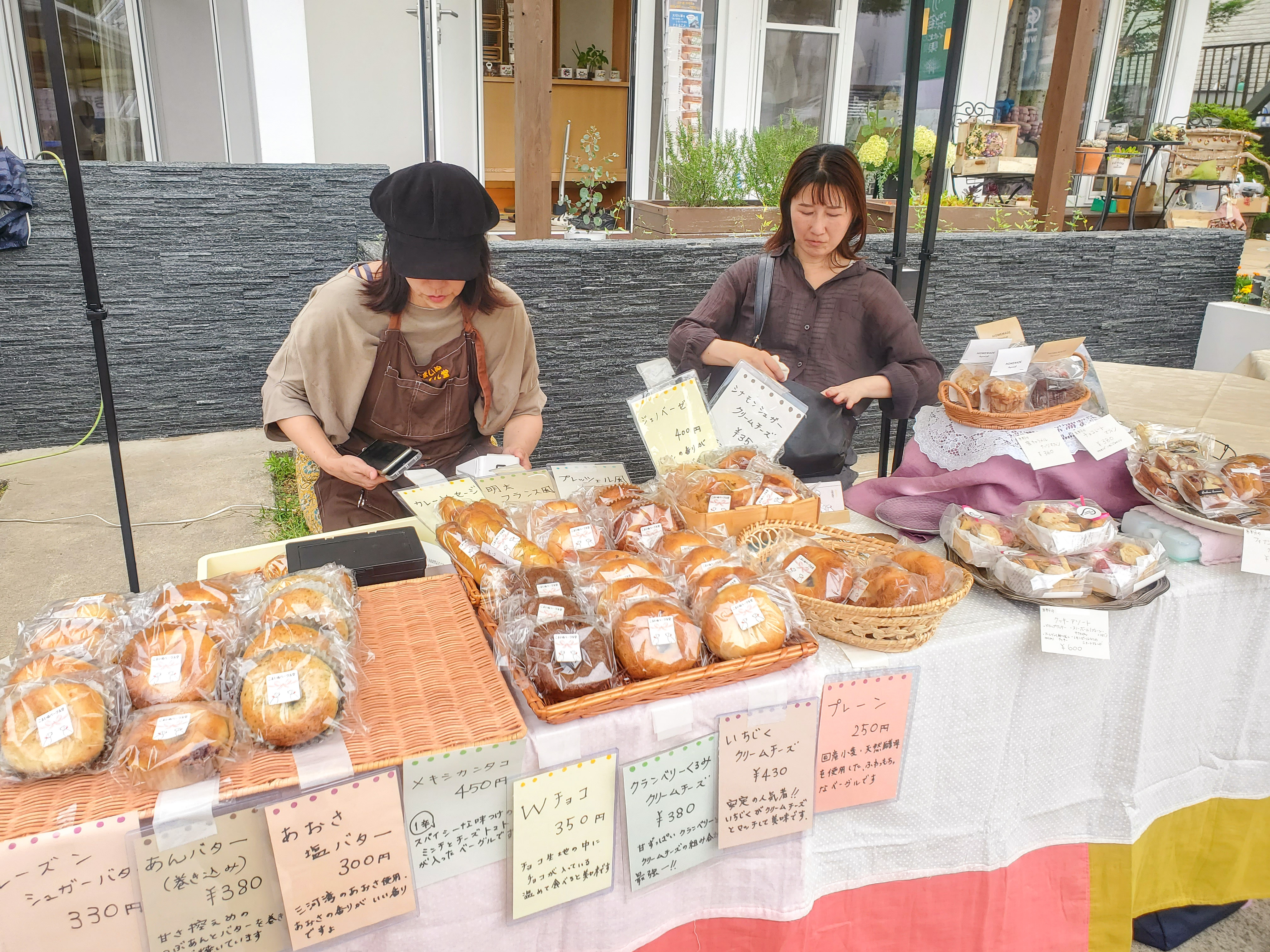 松戸店マルシェ 屋外テントのパン販売ブース こまいぬベーグル堂のベーグル