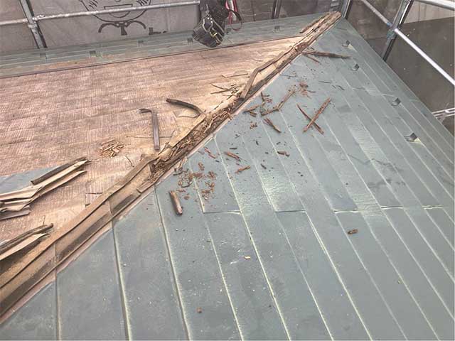 既存屋根材の下に防水シートがなかった状態