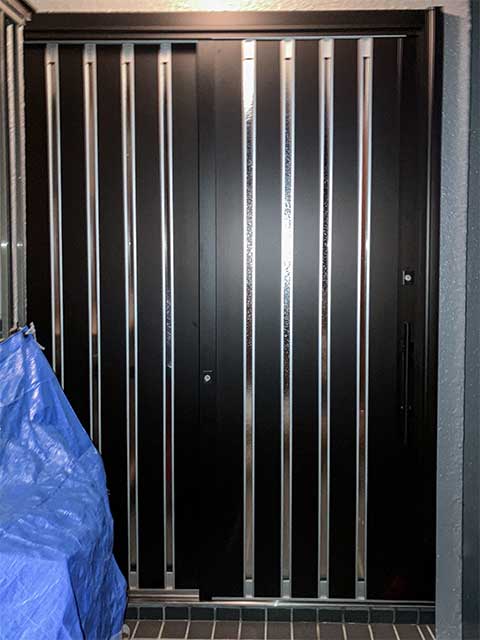 断熱・防犯性能がアップしたスタイリッシュな縦格子デザインの玄関ドア