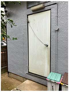 交換前の古い勝手口ドアの様子（屋外全体）