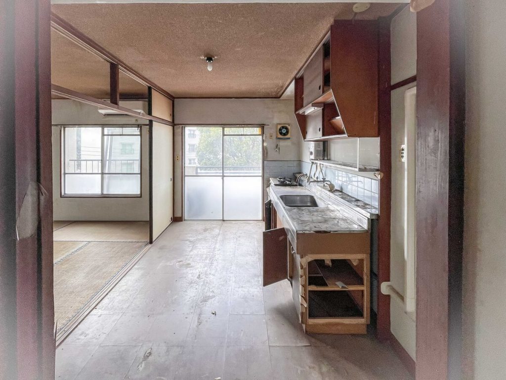 高塚団地301号室 DK（ダイニングキッチン）6帖の室内｜リノベーション前の現状