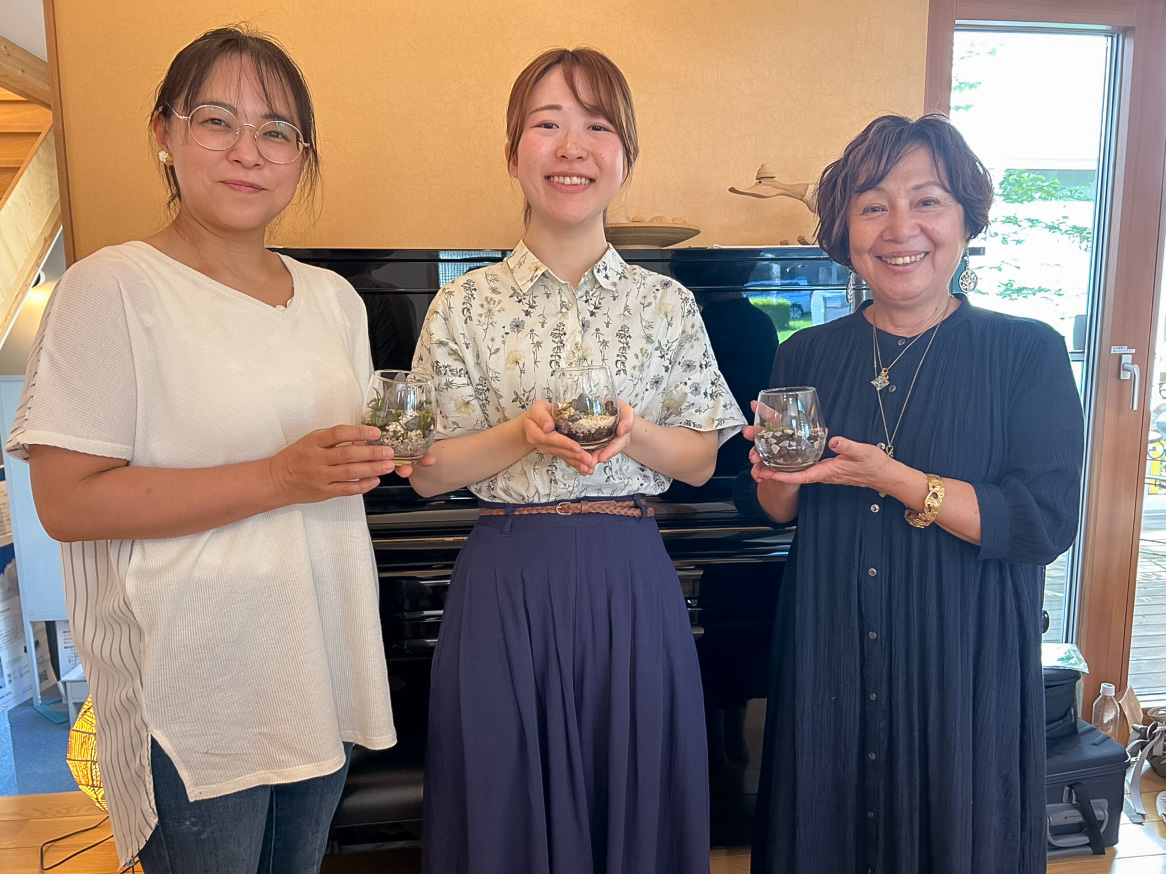 松戸店マルシェ ワークショップで生まれた苔テラリウムやアロマペンダントの作品記念写真