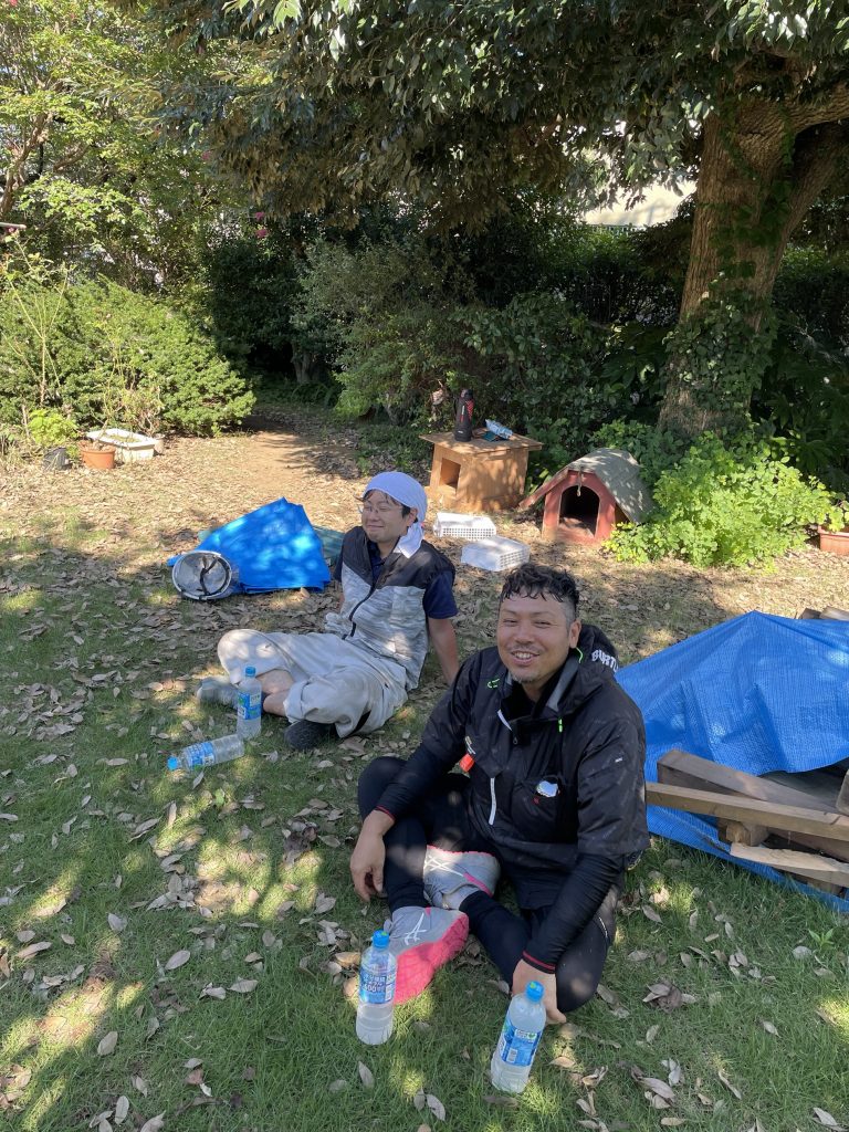 小川工務店の若手スタッフが現場で笑顔で休憩している様子