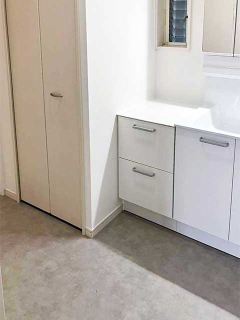 TOTOオクターブLiteを設置した洗面所の施工後写真（収納付き）