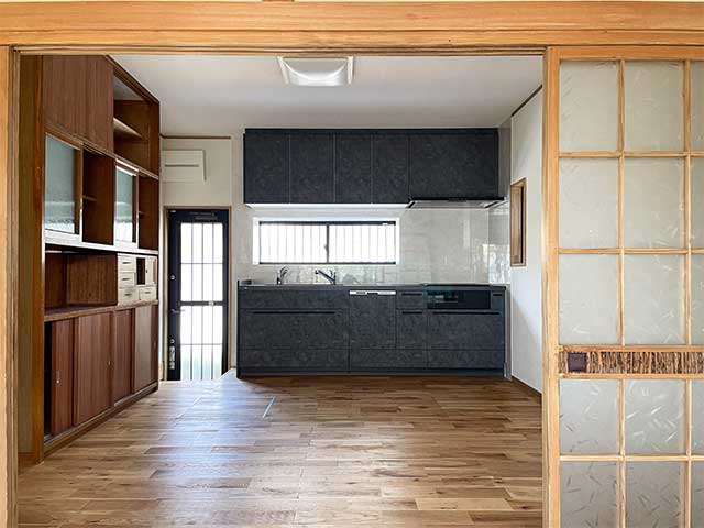 無垢材のフローリング、きれいになったキッチン
