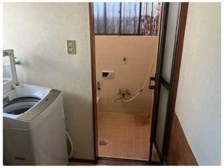 車いすや介助には狭すぎたリフォーム前の浴室入口寸法