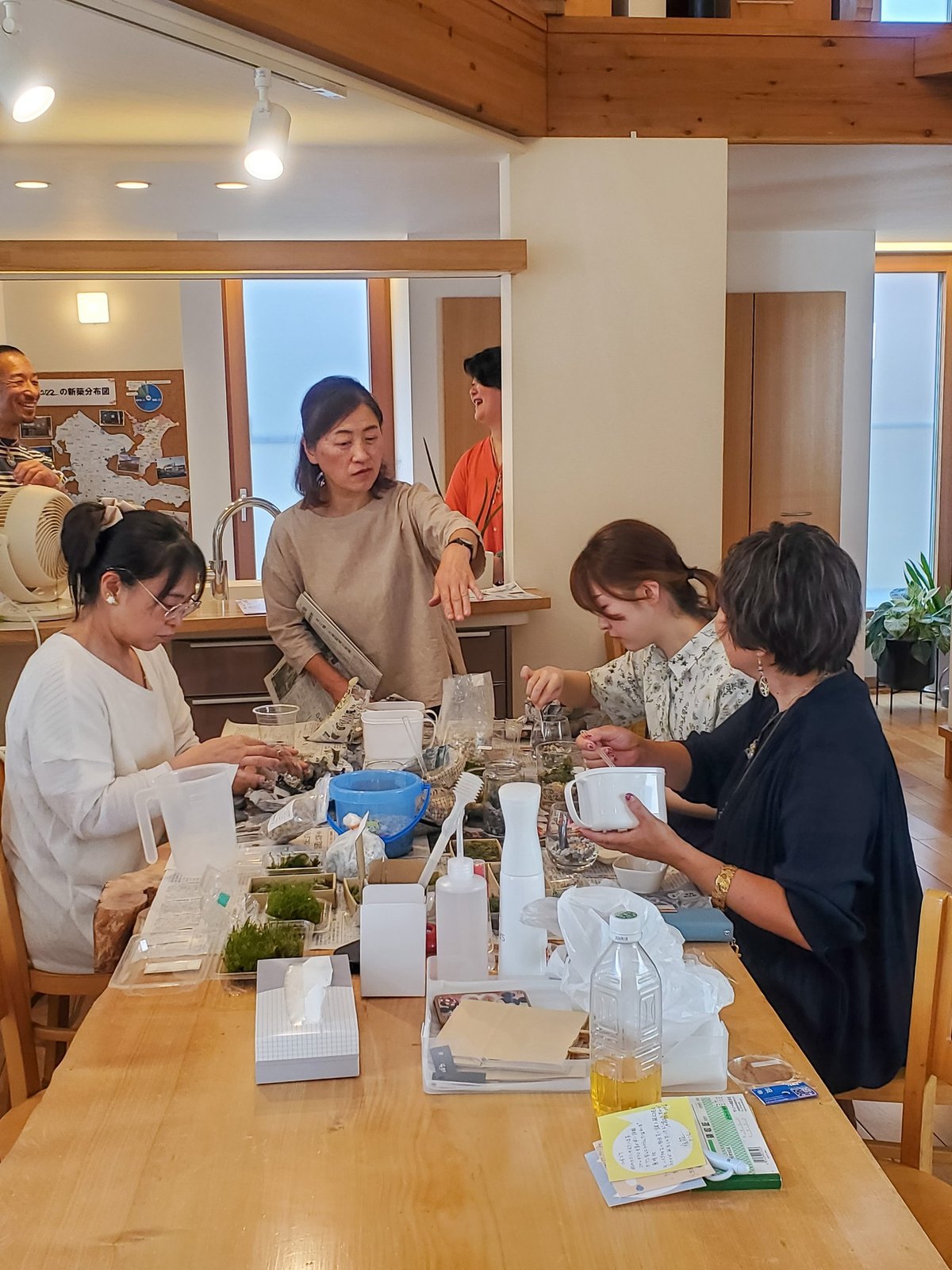 松戸店モデルハウスで開かれたワークショップで参加者が手を動かしている様子