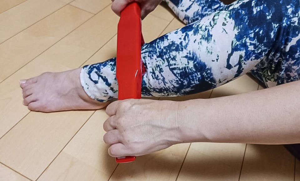 フットサロンつぼみのセルフ足もみ講座で専用の道具を使っている様子