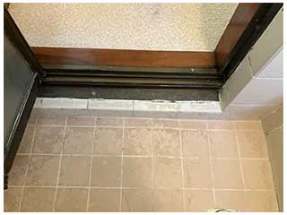 浴室入口にあった、高齢者には負担となる高いまたぎ段差