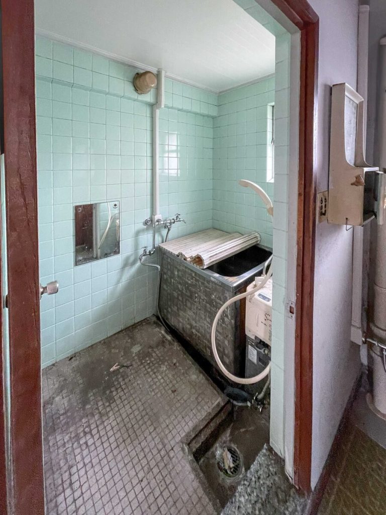 高塚団地301号室 浴室の現状｜タイル張りの在来工法バスルーム