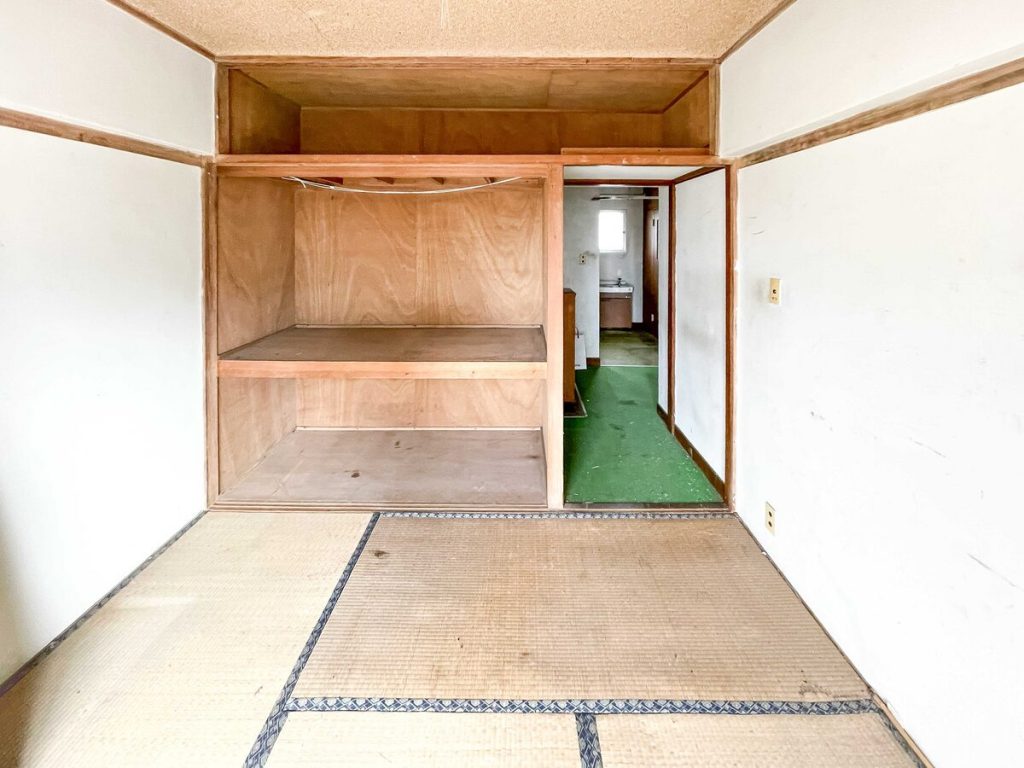 高塚団地301号室 和室4.5帖の押入れ収納｜天袋付きの大容量収納スペース