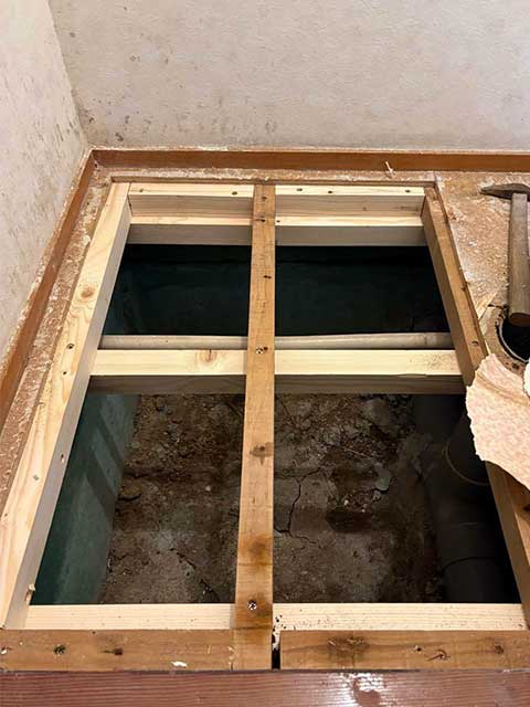 トイレ交換に合わせて床の下地を組み直し、強度を高める補強工事