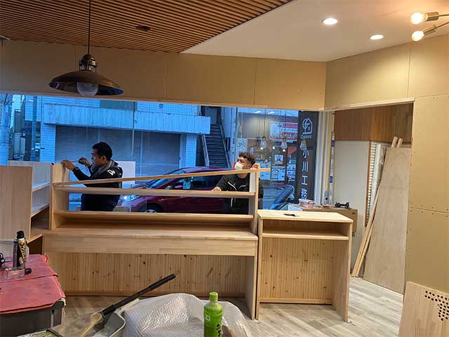 リフォーム中の店内の様子①