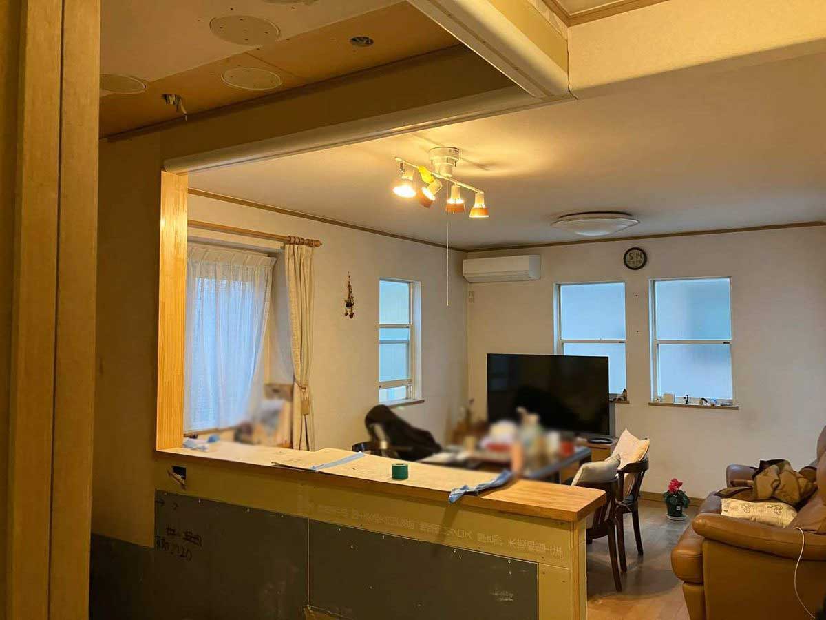 柏市T様邸の開口部拡張後。広がった開口越しにリビング全体が見渡せる工事中の様子