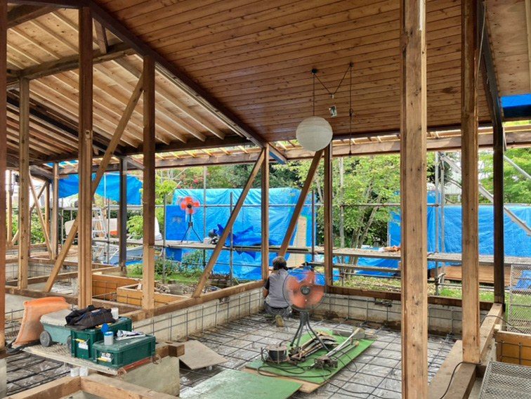骨組みだけにして基礎と柱から見直している工事中の様子