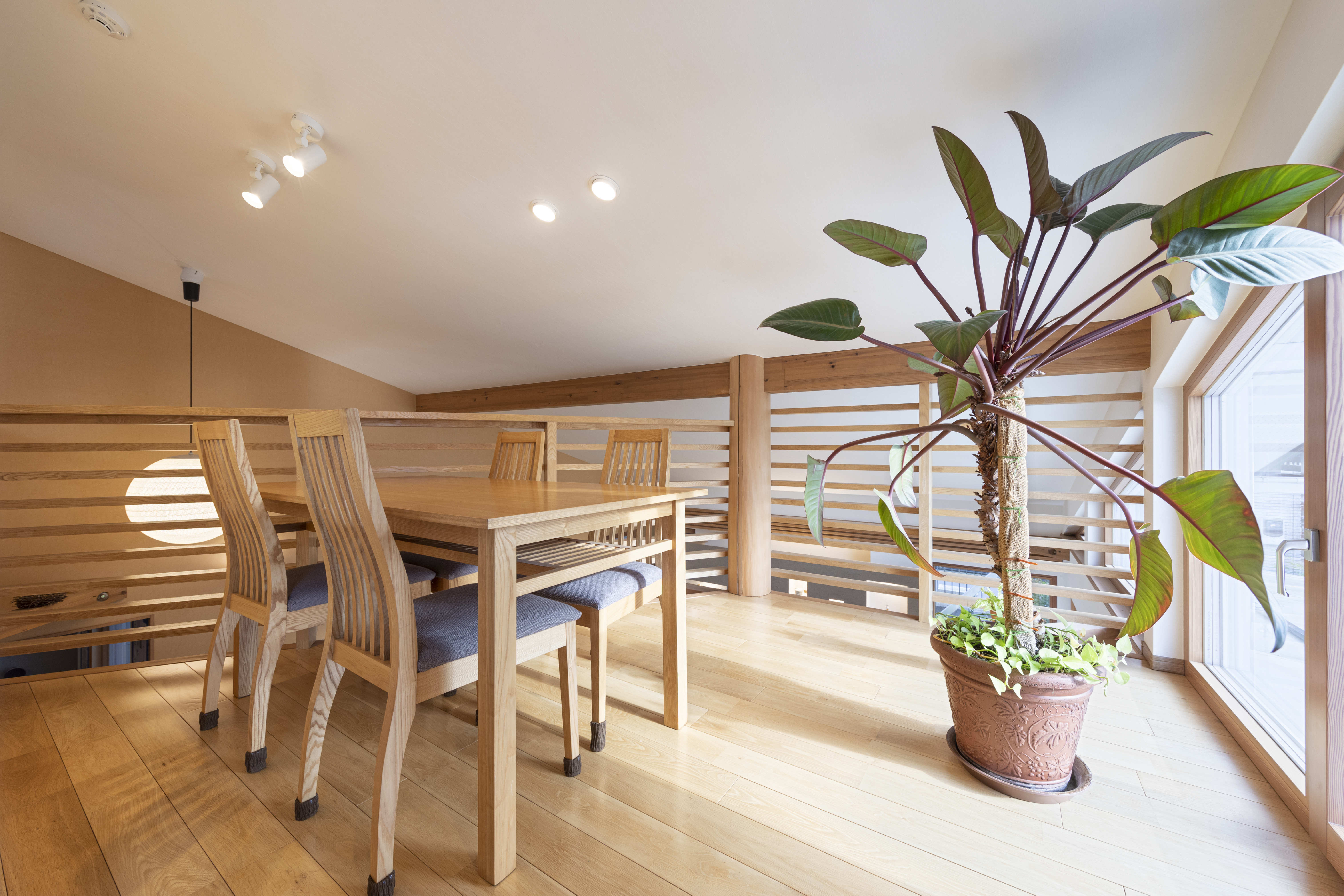 松戸支店モデルハウス2階 ― 木の手すりと吹き抜けを見下ろすスペース