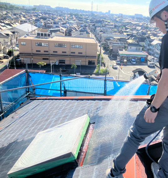 小川工務店のスタッフが屋根上で雨漏り調査をしている