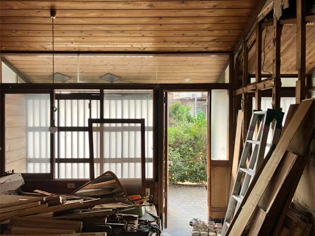 和室のある既存室内空間。木製建具と障子が特徴。