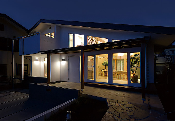 松戸支店モデルハウス夜景 ― 大きな窓から漏れる温かい灯り