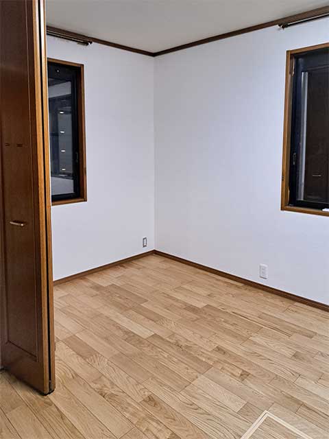 フローリングと壁紙を貼り替えた後の洋室全体