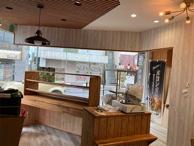 店舗内装のリフォーム中の様子。木目調の壁と天井が整えられている。