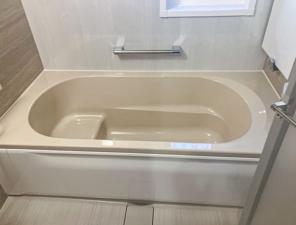 柏市M様邸に設置したハウステック ルクレの人工大理石浴槽。高断熱仕様でステンレス手摺り付き。お湯が冷めにくくヒートショック対策にも有効