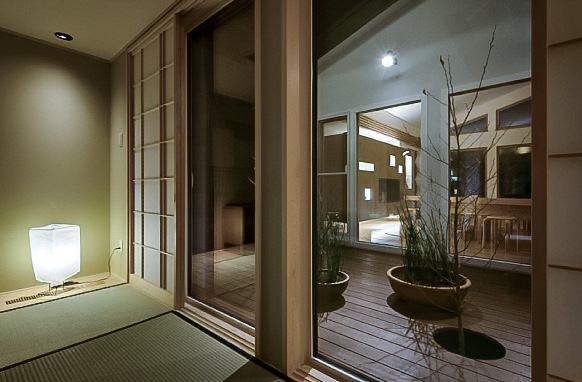 松戸支店モデルハウス和室から中庭を望む夜景