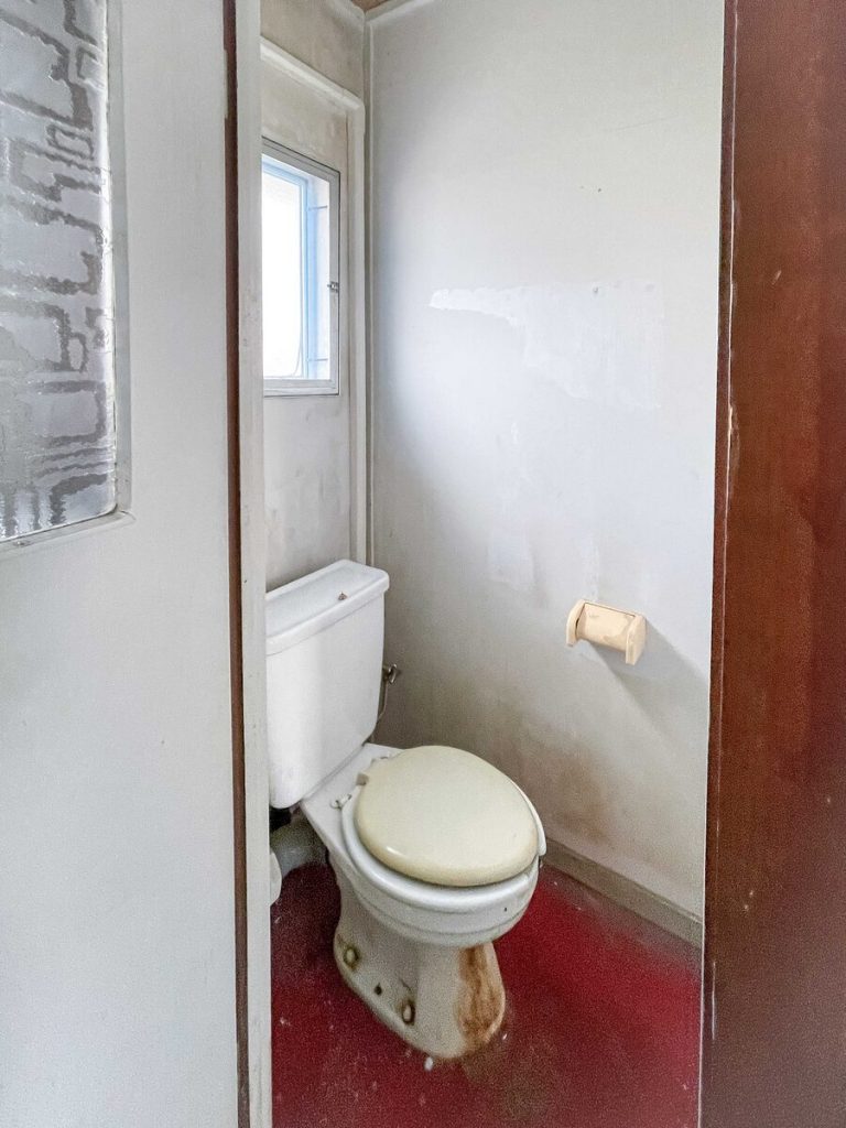 高塚団地301号室 トイレの現状｜窓付きで換気良好